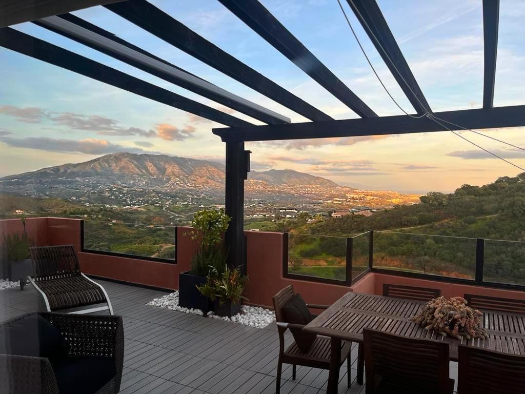 Bright Apartment In The Hills Of Elviria Малага Экстерьер фото