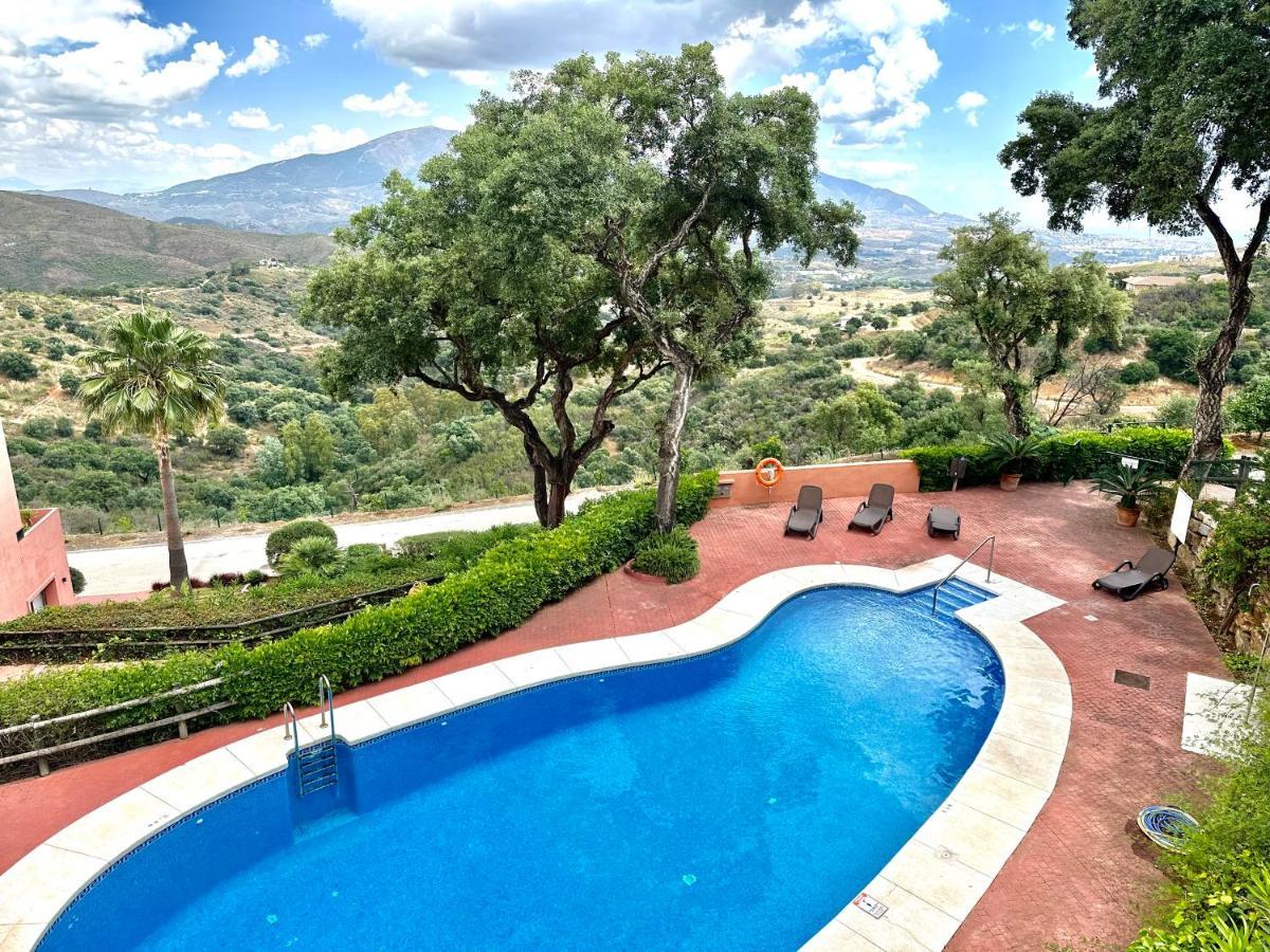 Bright Apartment In The Hills Of Elviria Малага Экстерьер фото